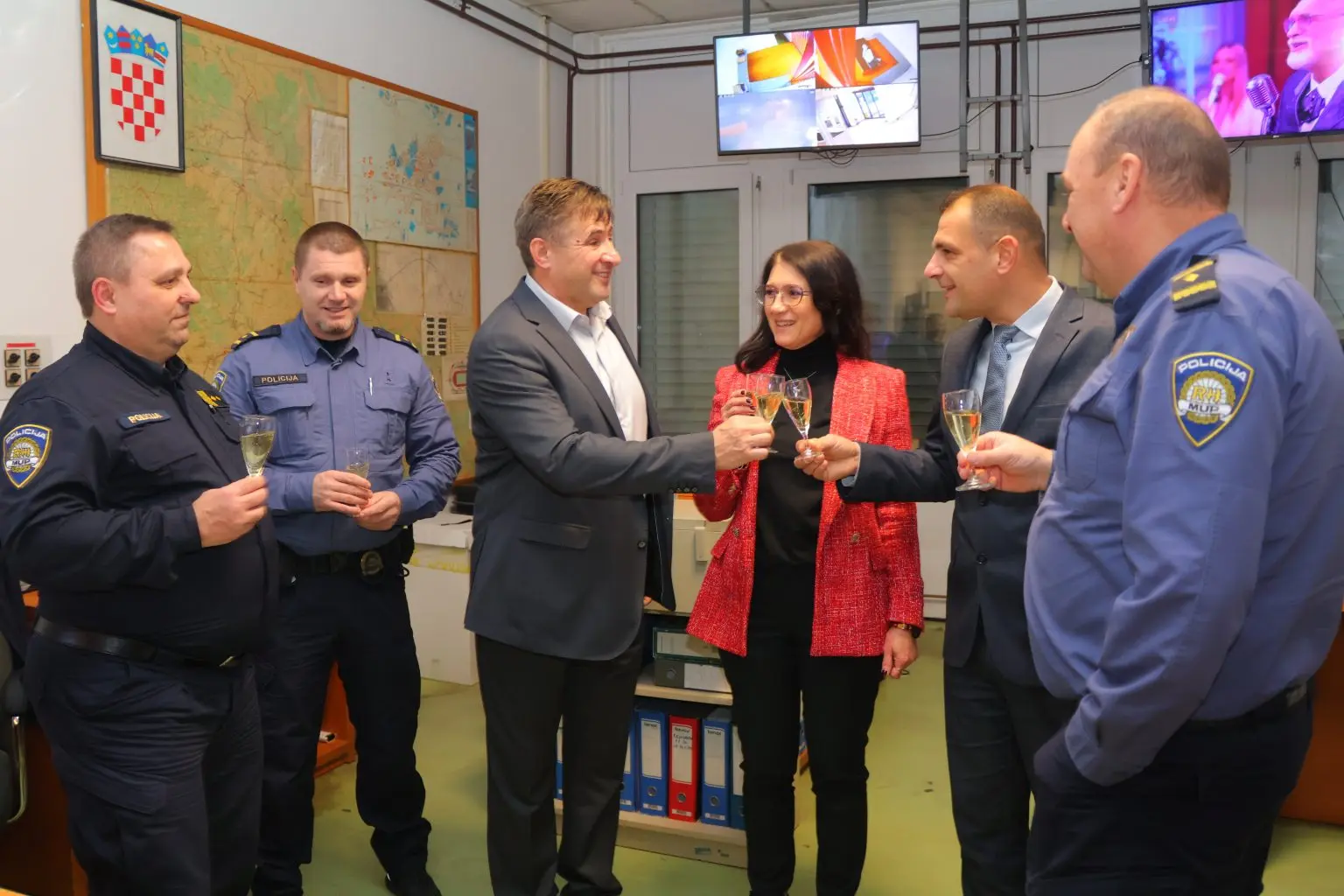 Gradonačelnica Ljerka Cividini i župan Matija Posavec obišli žurne službe tijekom novogodišnje noći (11) Gradonačelnica Ljerka Cividini i župan Matija Posavec obišli žurne službe tijekom novogodišnje noći (11)
