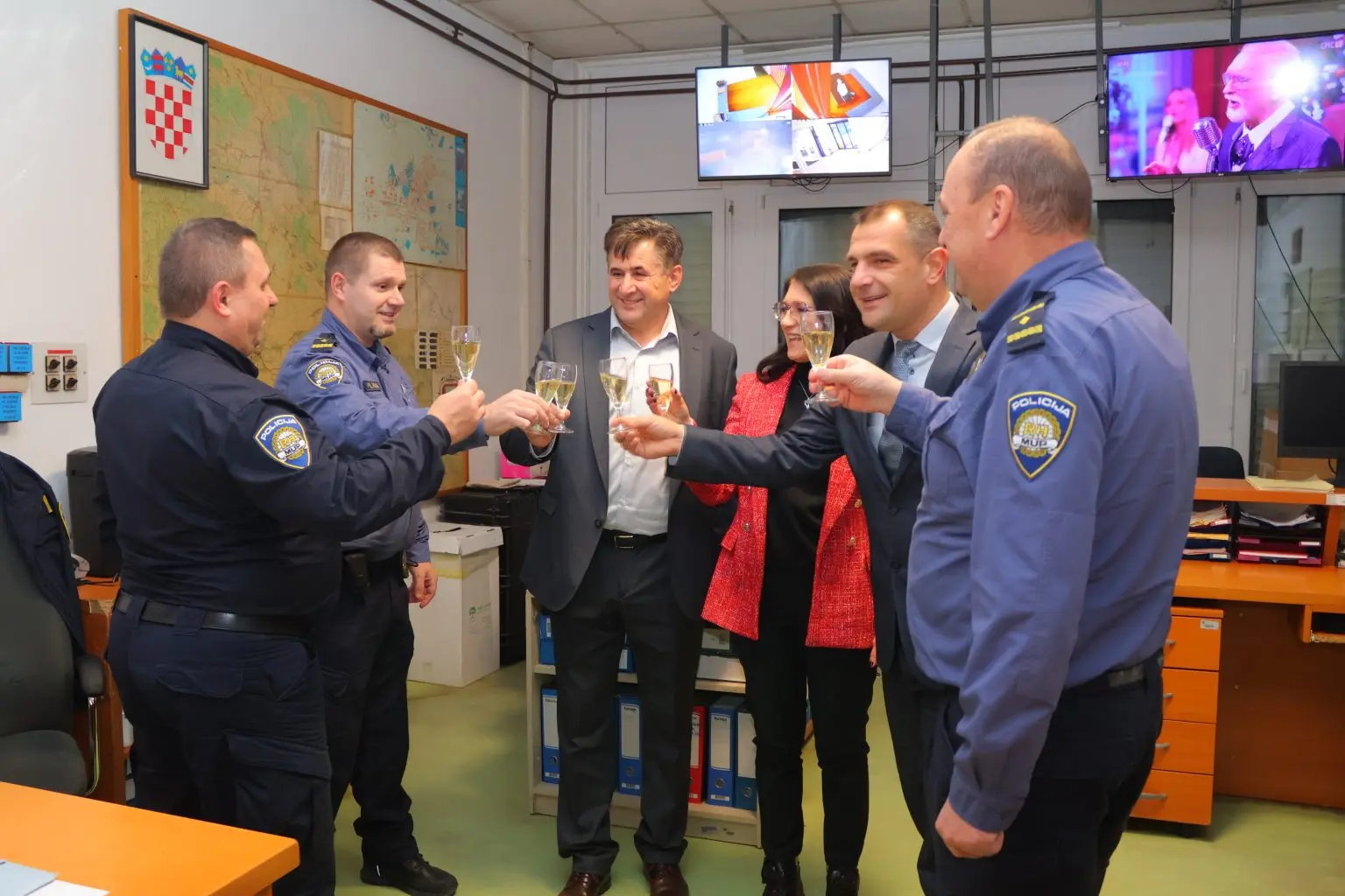 Gradonačelnica Ljerka Cividini i župan Matija Posavec obišli žurne službe tijekom novogodišnje noći (12) Gradonačelnica Ljerka Cividini i župan Matija Posavec obišli žurne službe tijekom novogodišnje noći (12)