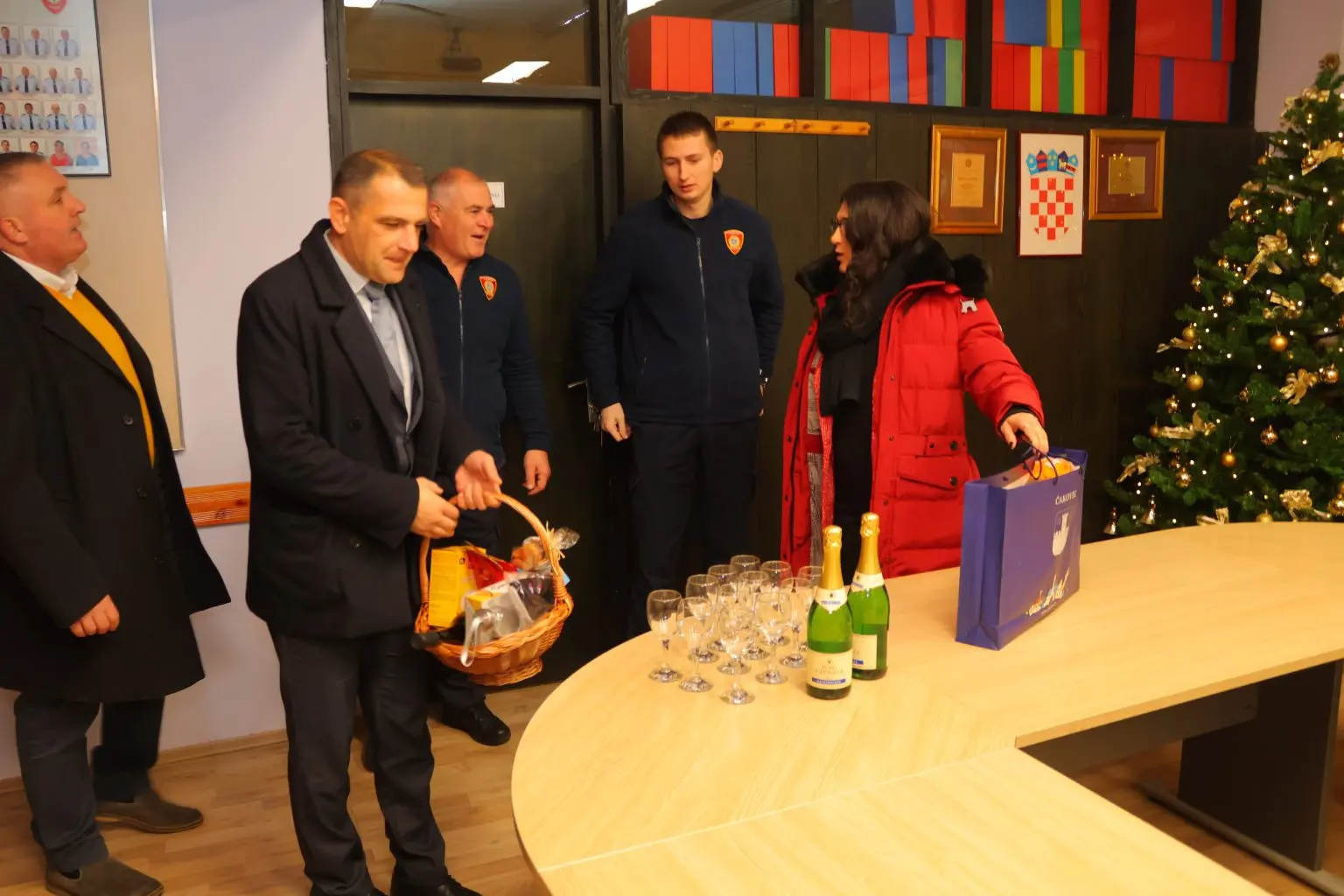 Gradonačelnica Ljerka Cividini i župan Matija Posavec obišli žurne službe tijekom novogodišnje noći (15) Gradonačelnica Ljerka Cividini i župan Matija Posavec obišli žurne službe tijekom novogodišnje noći (15)