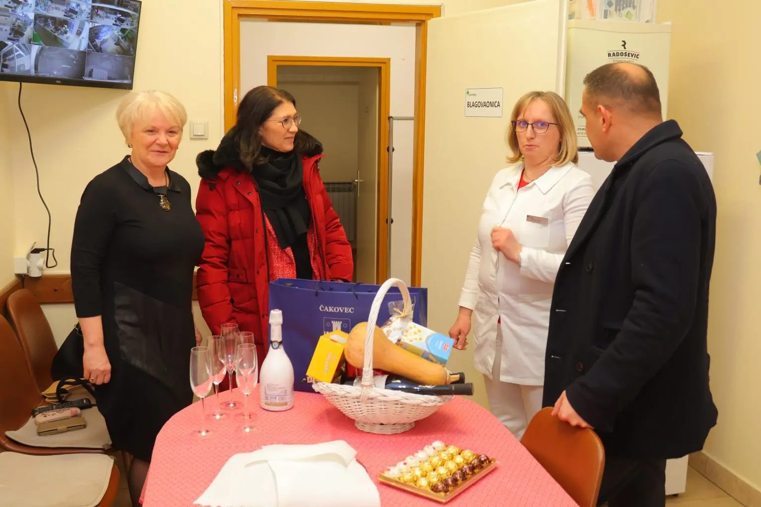 Gradonačelnica Ljerka Cividini i župan Matija Posavec obišli žurne službe tijekom novogodišnje noći (19) Gradonačelnica Ljerka Cividini i župan Matija Posavec obišli žurne službe tijekom novogodišnje noći (19)