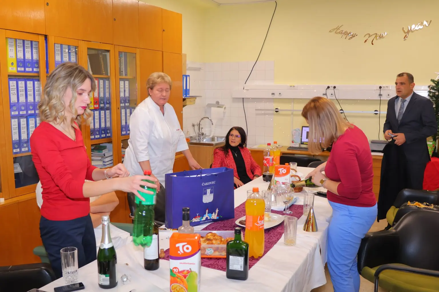 Gradonačelnica Ljerka Cividini i župan Matija Posavec obišli žurne službe tijekom novogodišnje noći (30) Gradonačelnica Ljerka Cividini i župan Matija Posavec obišli žurne službe tijekom novogodišnje noći (30)