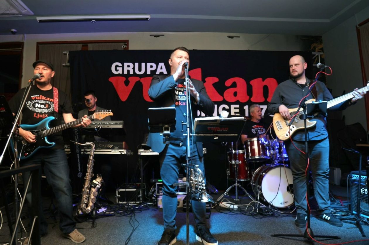 Gradska kavana Vulkan bend (1)