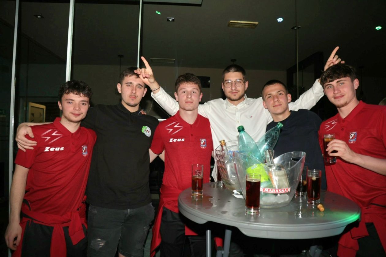 Gradska kavana Vulkan bend (10)