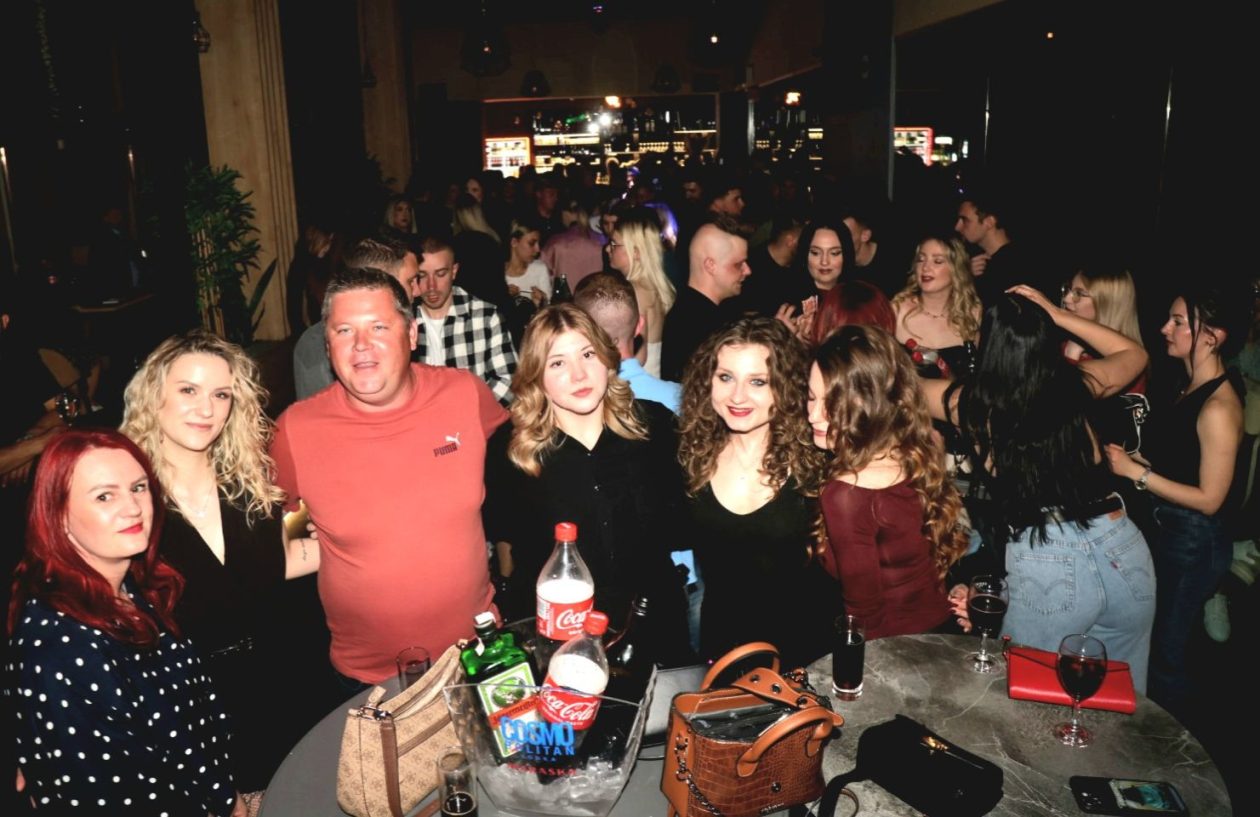 Gradska kavana Vulkan bend (2)