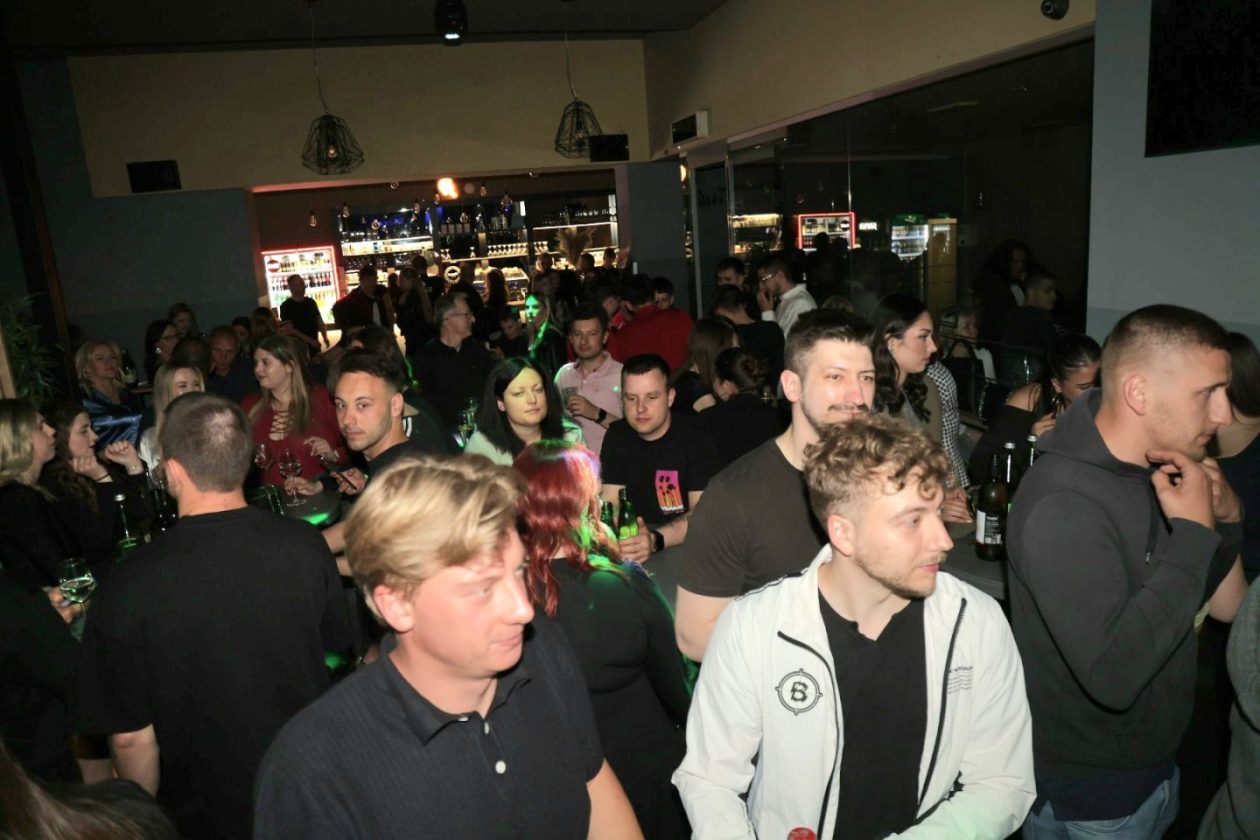 Gradska kavana Vulkan bend (20)