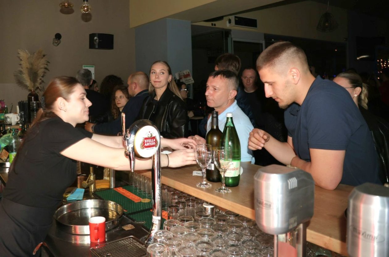 Gradska kavana Vulkan bend (25)