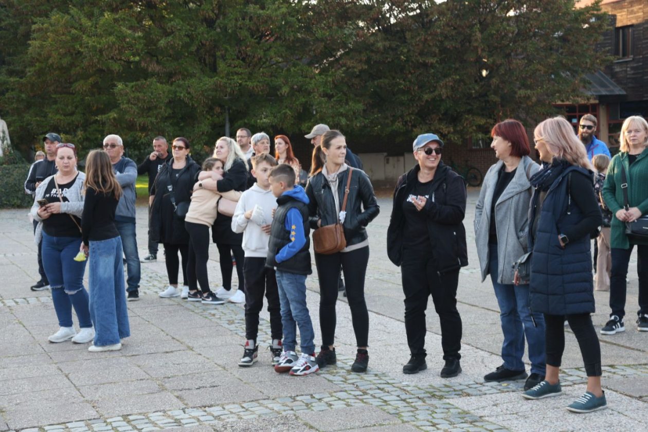 HALIDU U ČAST Tišina trga razbijena Halidovim glasom – Čakovec se oprostio na svoj način (10)