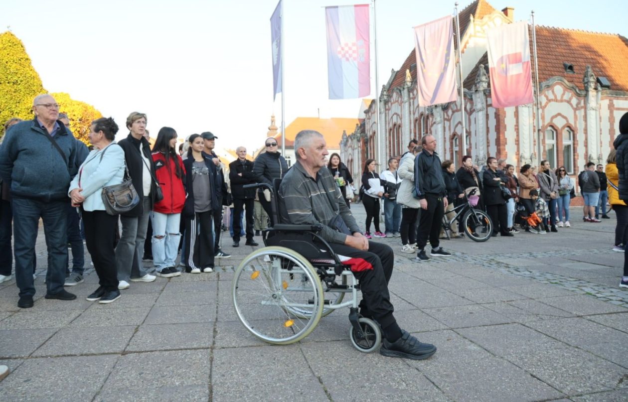 HALIDU U ČAST Tišina trga razbijena Halidovim glasom – Čakovec se oprostio na svoj način (11)