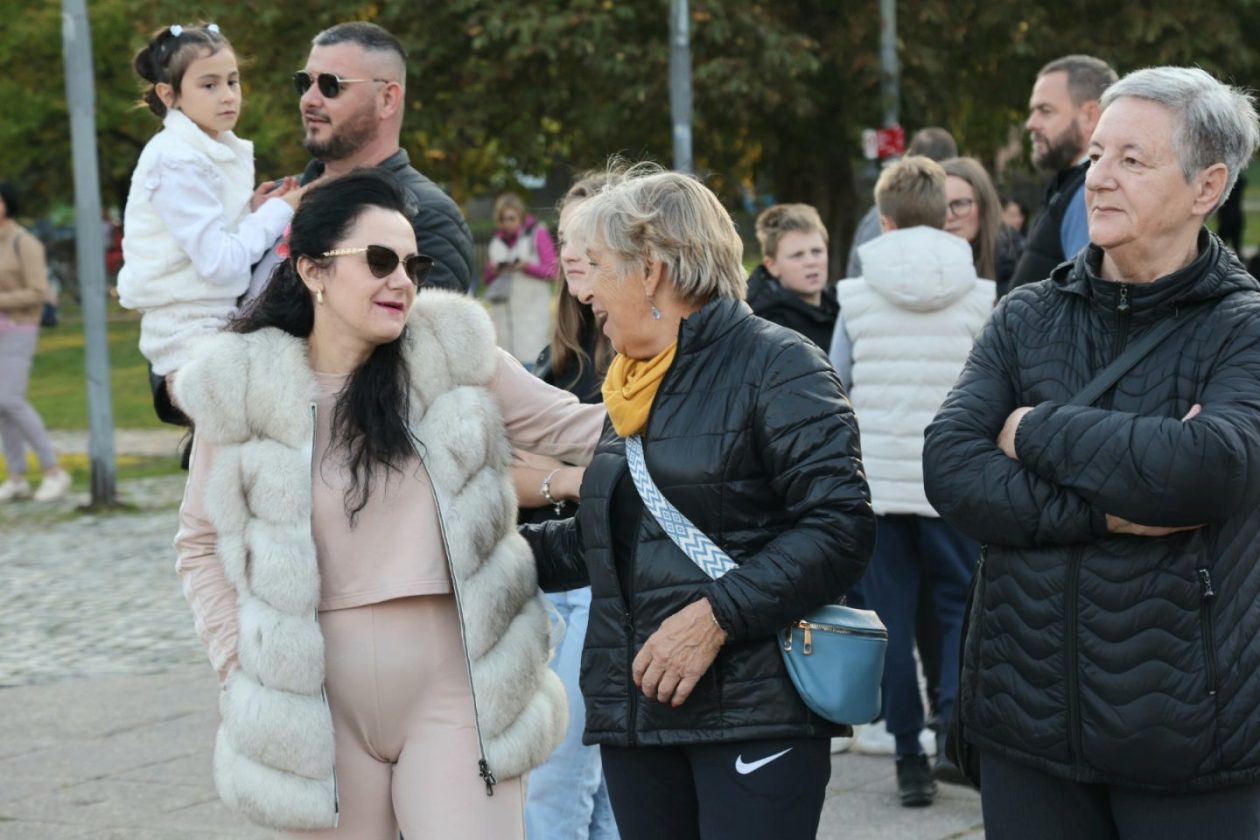 HALIDU U ČAST Tišina trga razbijena Halidovim glasom – Čakovec se oprostio na svoj način (14)