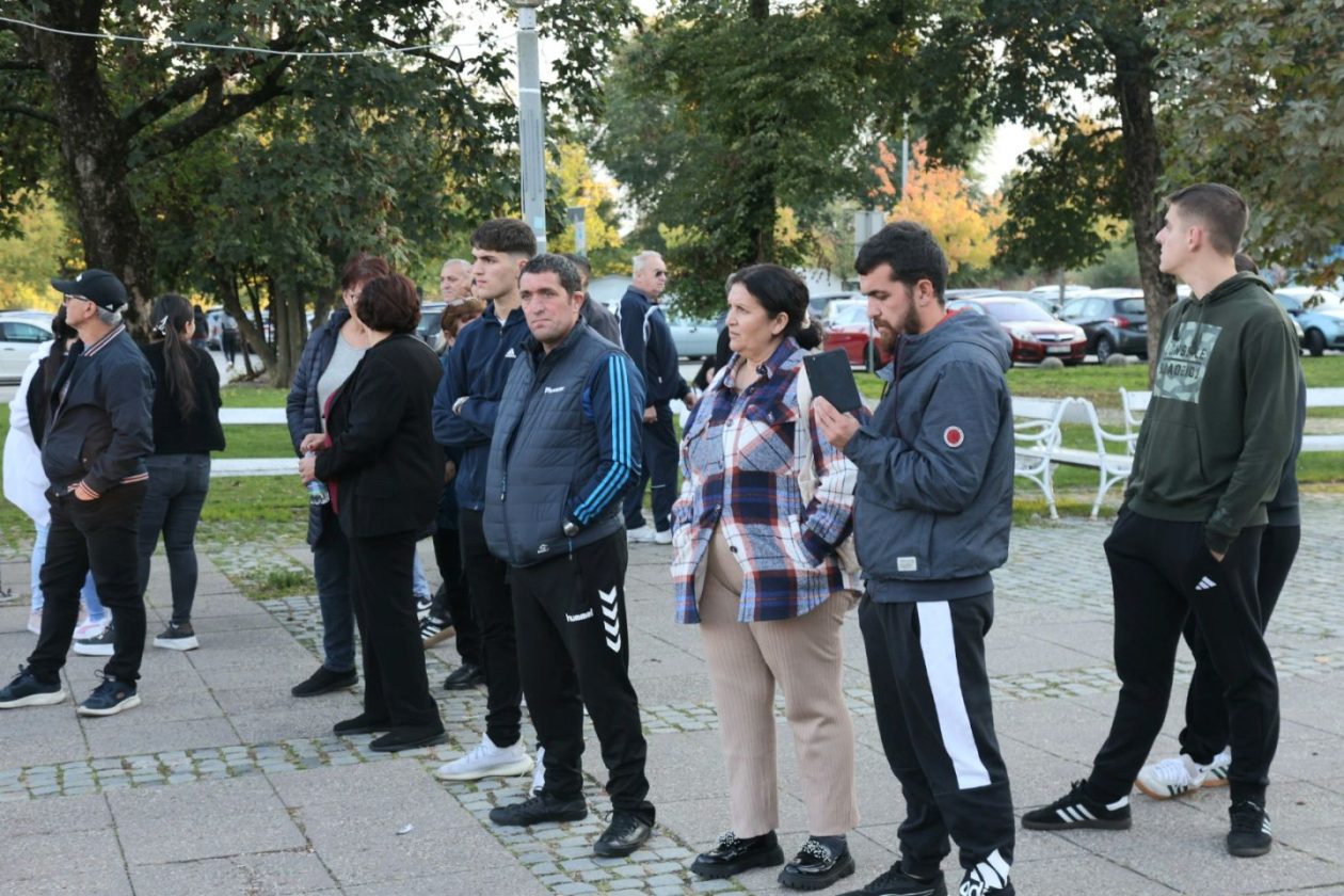 HALIDU U ČAST Tišina trga razbijena Halidovim glasom – Čakovec se oprostio na svoj način (15)