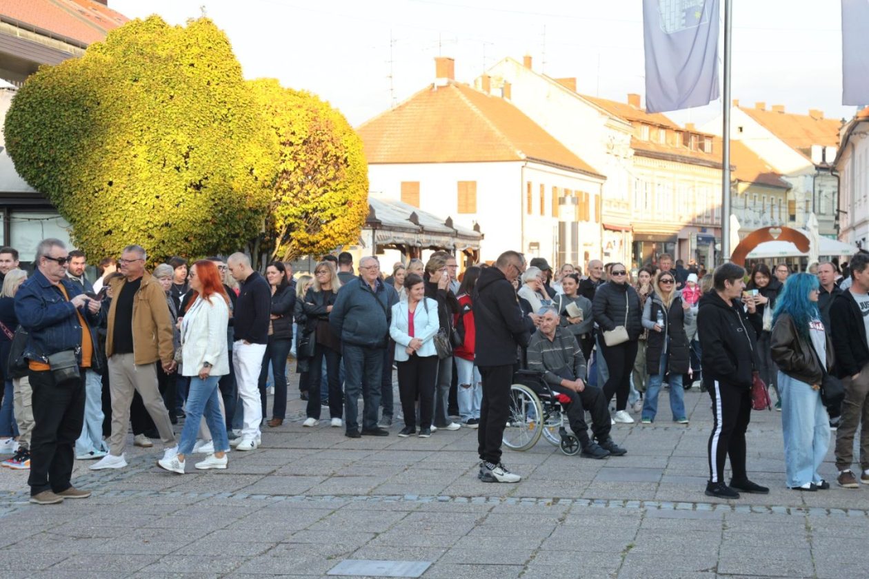 HALIDU U ČAST Tišina trga razbijena Halidovim glasom – Čakovec se oprostio na svoj način (16)