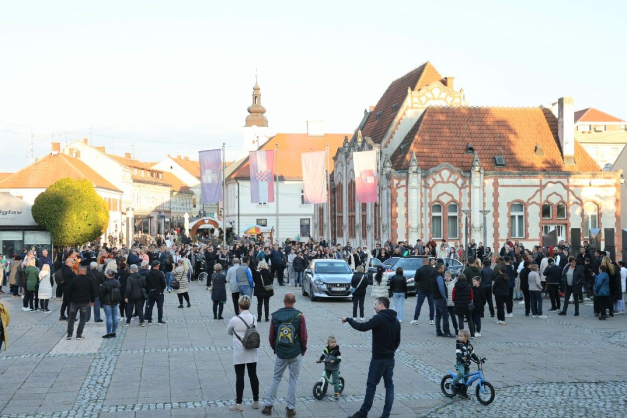 HALIDU U ČAST Tišina trga razbijena Halidovim glasom – Čakovec se oprostio na svoj način (17)