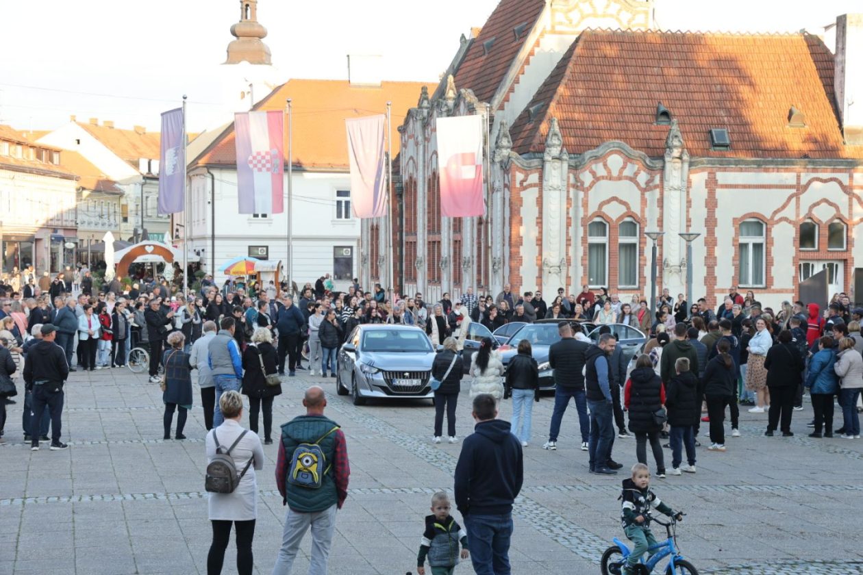 HALIDU U ČAST Tišina trga razbijena Halidovim glasom – Čakovec se oprostio na svoj način (18)