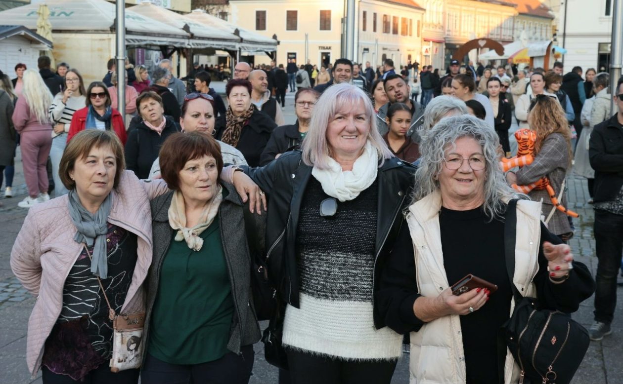 HALIDU U ČAST Tišina trga razbijena Halidovim glasom – Čakovec se oprostio na svoj način (19)