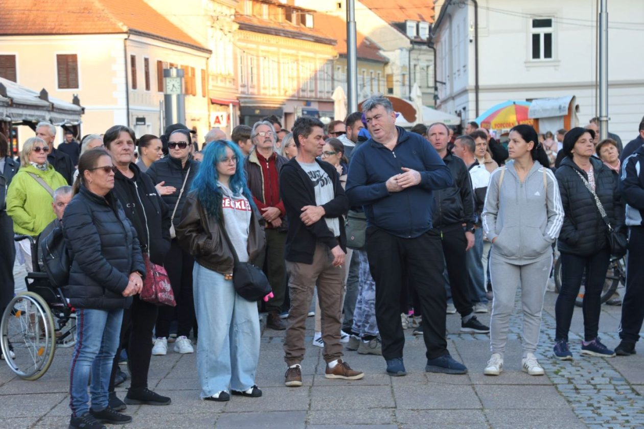 HALIDU U ČAST Tišina trga razbijena Halidovim glasom – Čakovec se oprostio na svoj način (23)