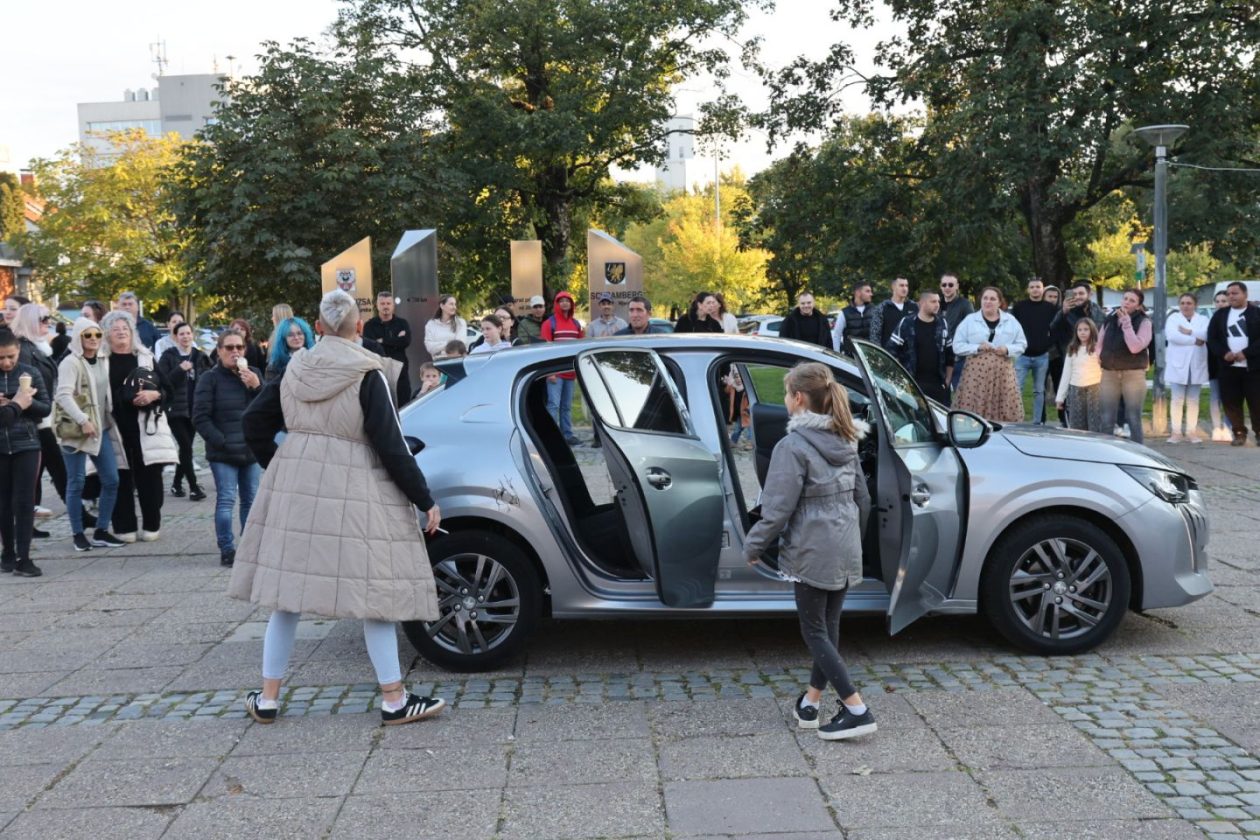 HALIDU U ČAST Tišina trga razbijena Halidovim glasom – Čakovec se oprostio na svoj način (8)