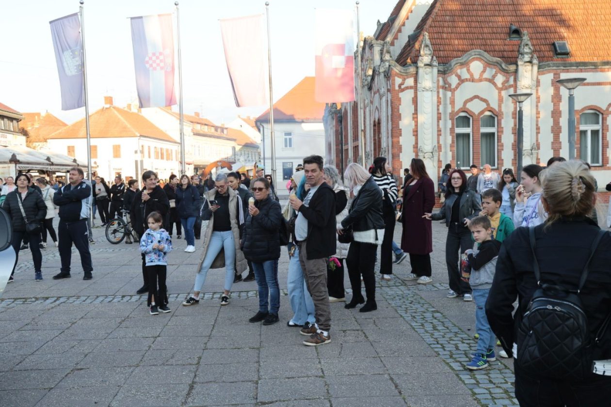 HALIDU U ČAST Tišina trga razbijena Halidovim glasom – Čakovec se oprostio na svoj način (9)