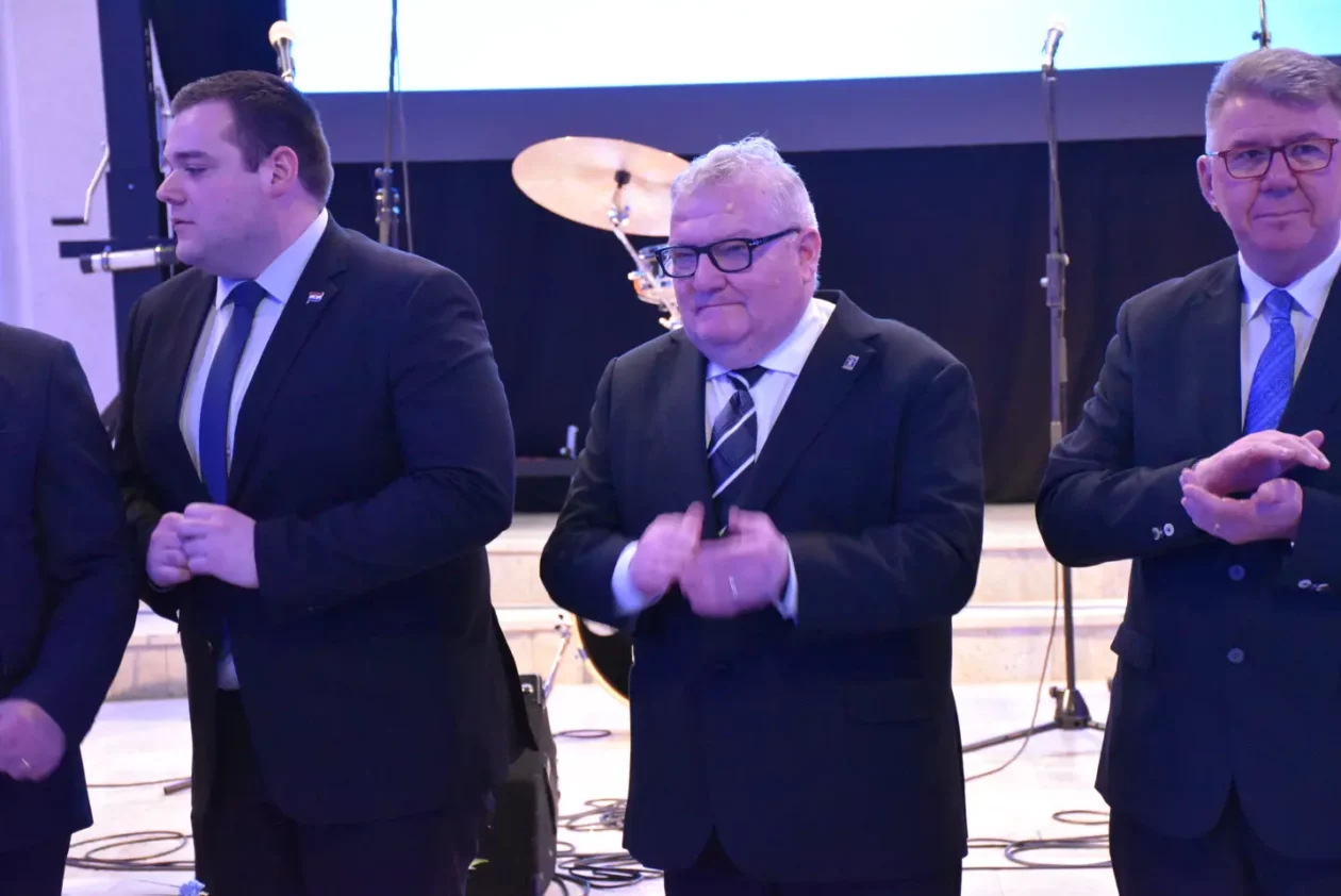 HDZ, 35 godina (25) horvat, kolarek, srpak