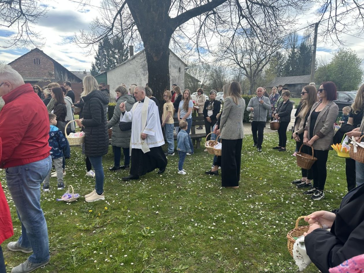 HLAPIČINA Vjernici donijeli košarice na blagoslov hrane uoči Uskrsa (1)