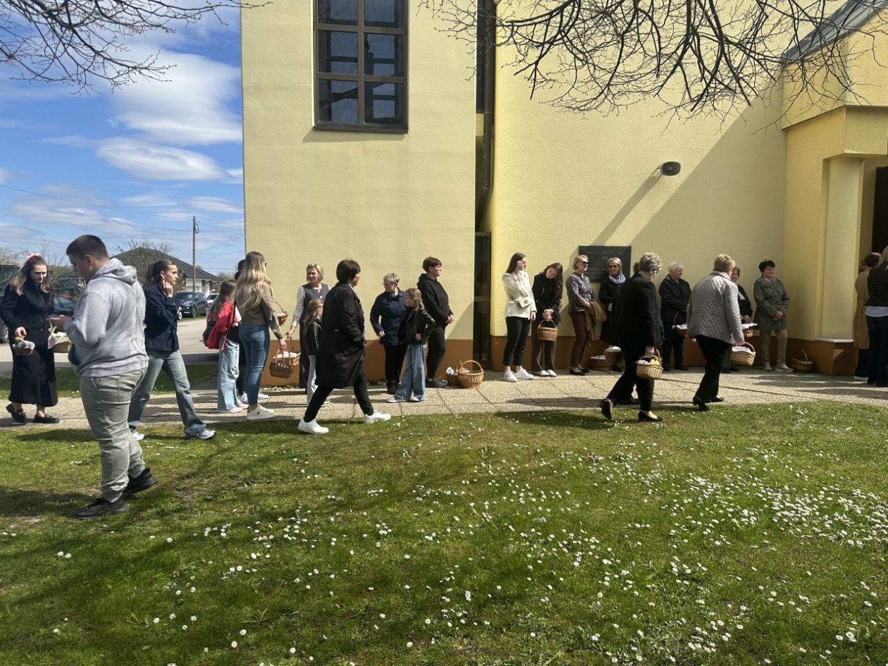 HLAPIČINA Vjernici donijeli košarice na blagoslov hrane uoči Uskrsa (10)