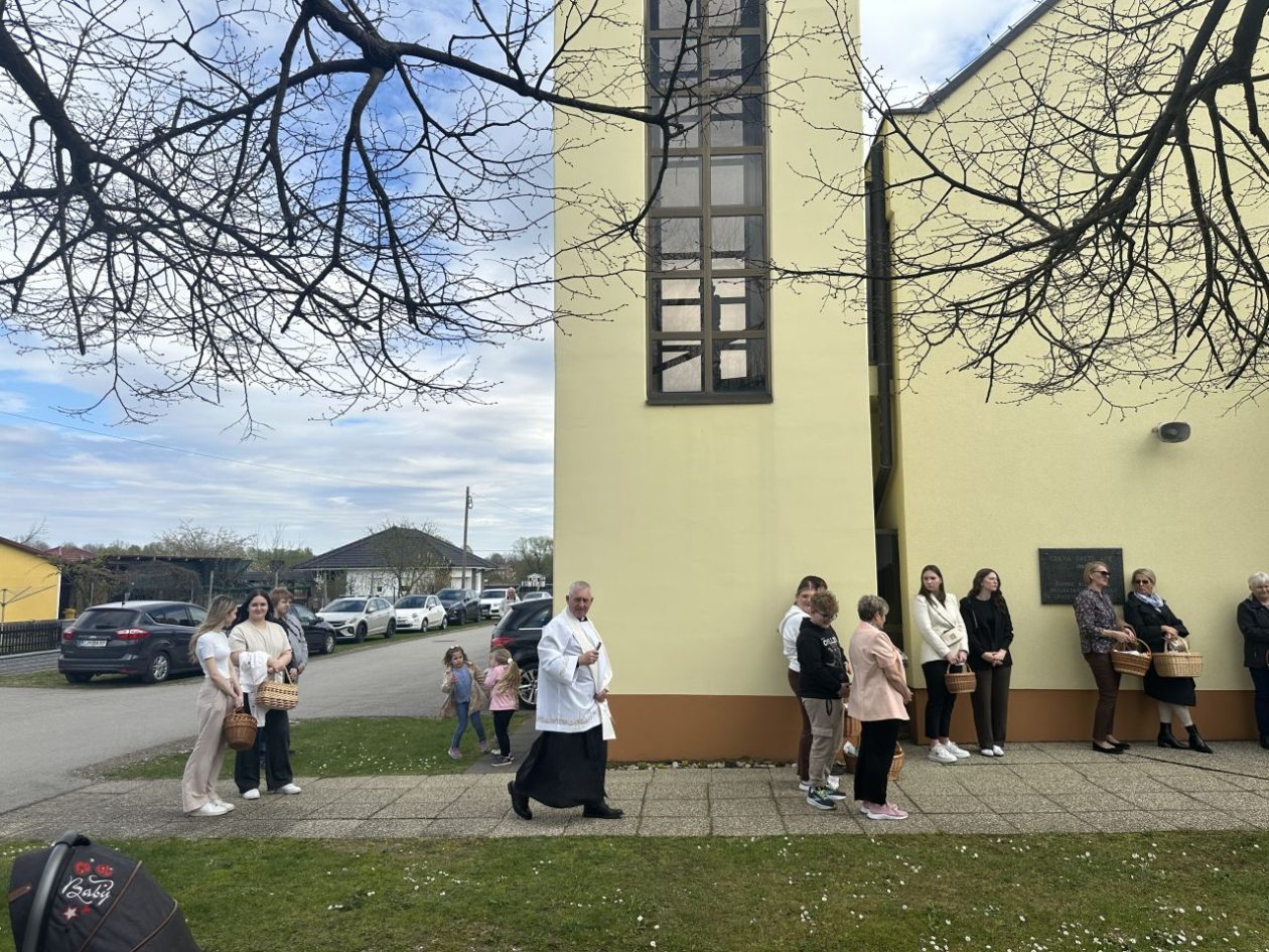 HLAPIČINA Vjernici donijeli košarice na blagoslov hrane uoči Uskrsa (2)