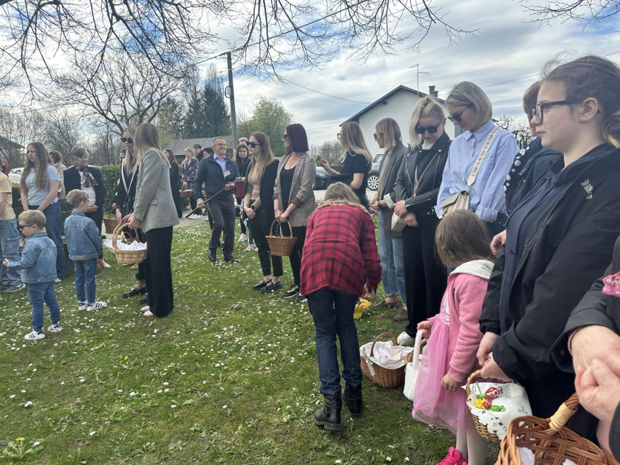 HLAPIČINA Vjernici donijeli košarice na blagoslov hrane uoči Uskrsa (3)
