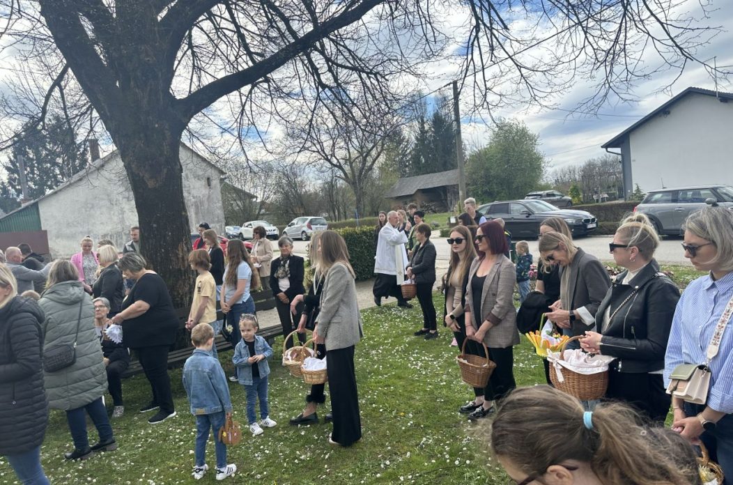 HLAPIČINA Vjernici donijeli košarice na blagoslov hrane uoči Uskrsa (4)