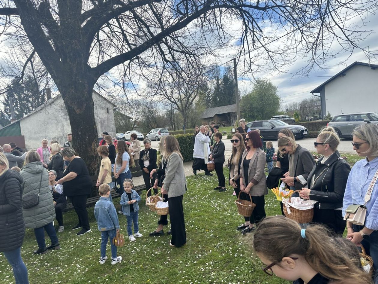 HLAPIČINA Vjernici donijeli košarice na blagoslov hrane uoči Uskrsa (4)