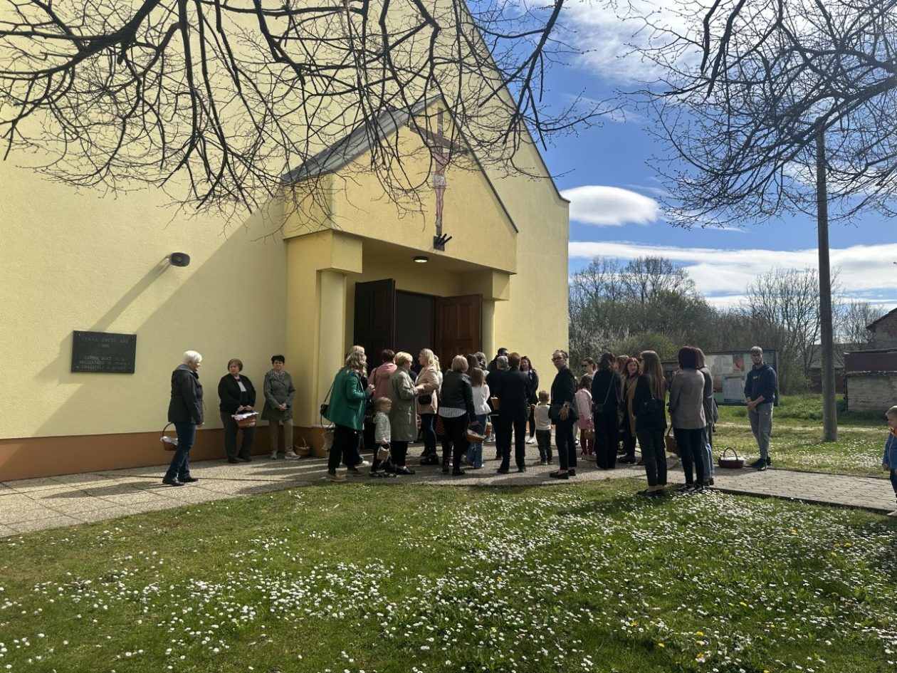 HLAPIČINA Vjernici donijeli košarice na blagoslov hrane uoči Uskrsa (9)