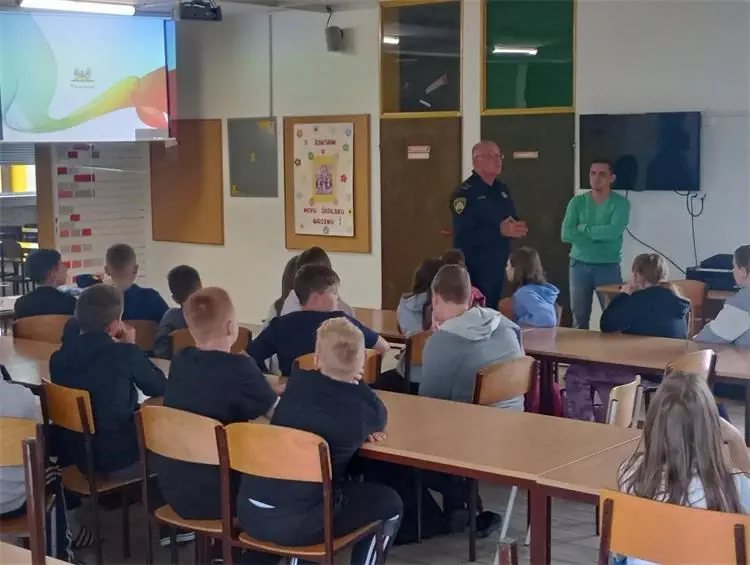 HODOŠAN Policajci održali predavanje o nasilju među mladima (4)