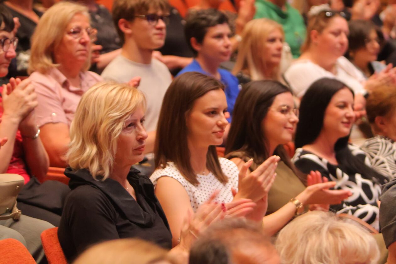 HUMANITARNA NOTA Održan koncert ‘Zajedno protiv raka pjesmom, plesom i modnom revijom 2025 (11) HUMANITARNA NOTA Održan koncert ‘Zajedno protiv raka pjesmom, plesom i modnom revijom 2025 (11)