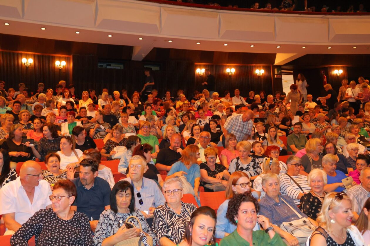 HUMANITARNA NOTA Održan koncert ‘Zajedno protiv raka pjesmom, plesom i modnom revijom 2025 (2) HUMANITARNA NOTA Održan koncert ‘Zajedno protiv raka pjesmom, plesom i modnom revijom 2025 (2)