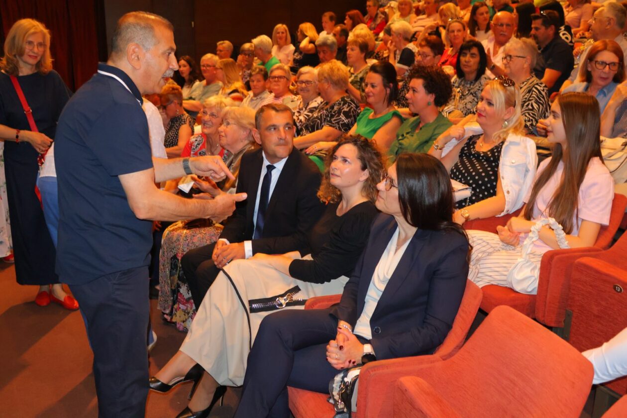 HUMANITARNA NOTA Održan koncert ‘Zajedno protiv raka pjesmom, plesom i modnom revijom 2025 (5) HUMANITARNA NOTA Održan koncert ‘Zajedno protiv raka pjesmom, plesom i modnom revijom 2025 (5)