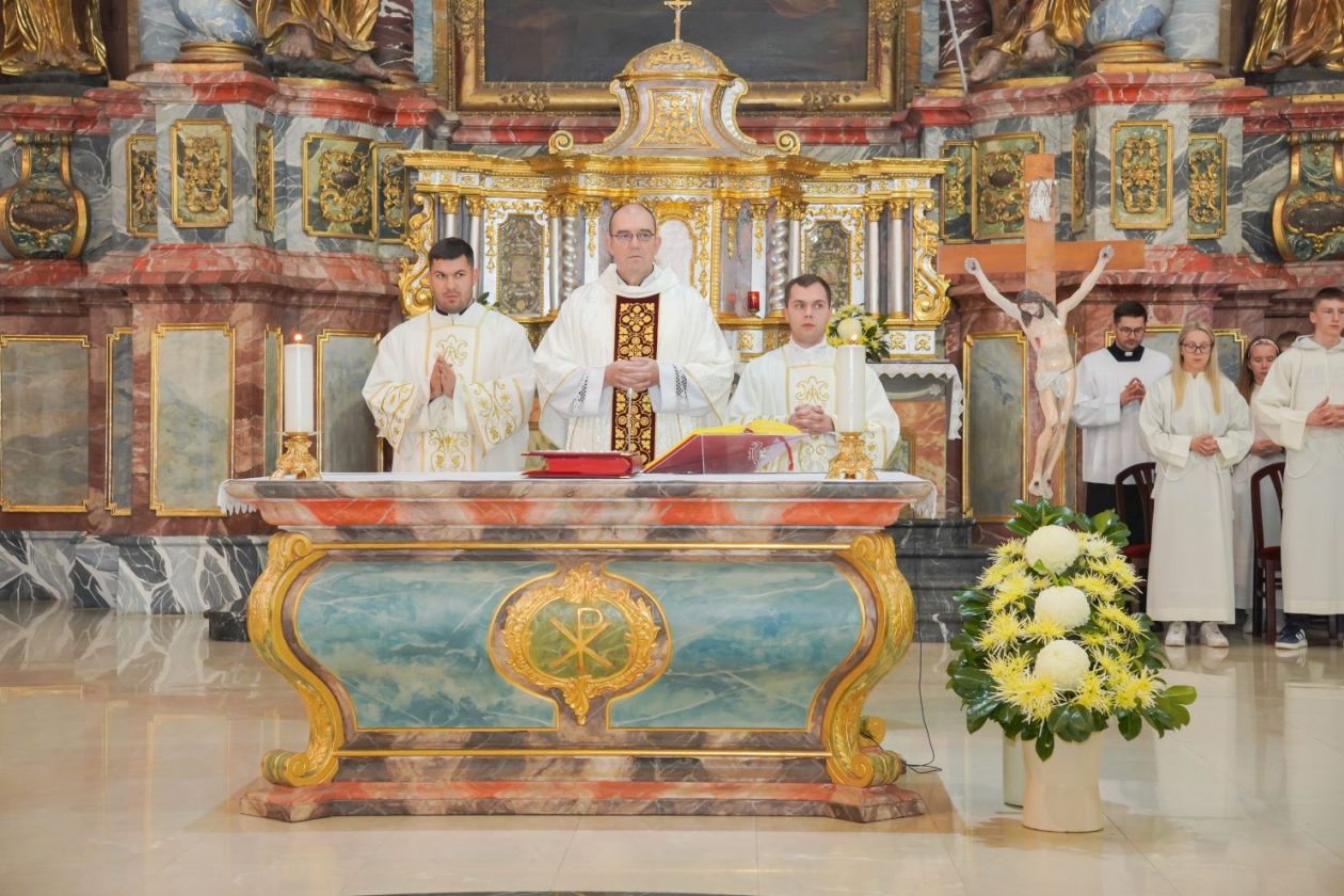 Holwyin Varaždin misa procesija svijeće molitva krunica (1)