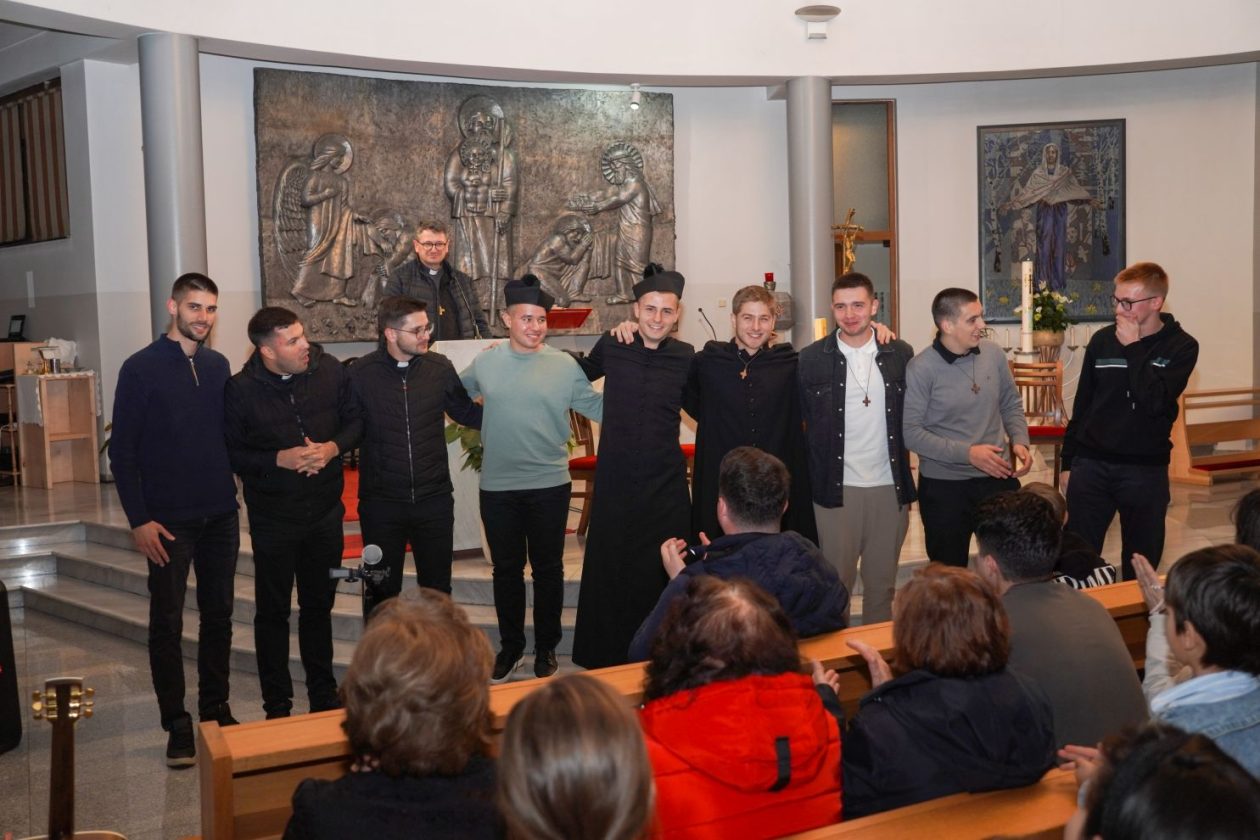 Holwyin Varaždin misa procesija svijeće molitva krunica (17)