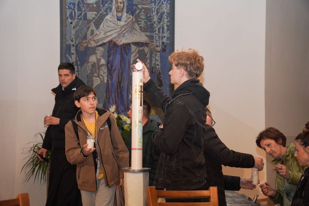 Holwyin Varaždin misa procesija svijeće molitva krunica (19)