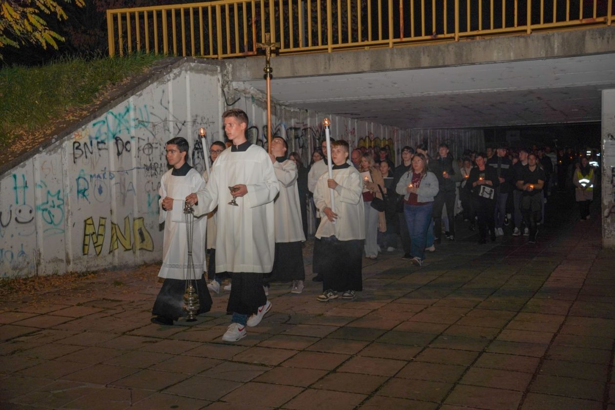 Holwyin Varaždin misa procesija svijeće molitva krunica (29)