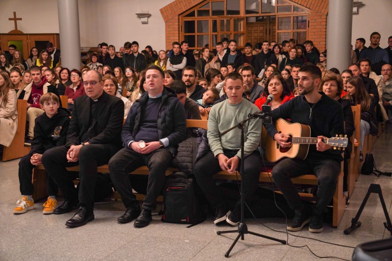 Holwyin Varaždin misa procesija svijeće molitva krunica (3)