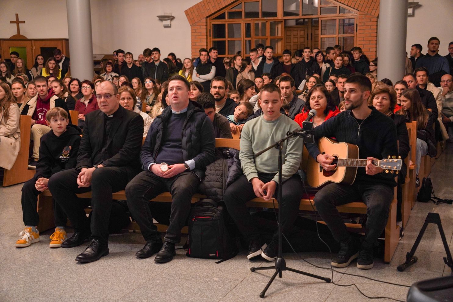 Holwyin Varaždin misa procesija svijeće molitva krunica (3)