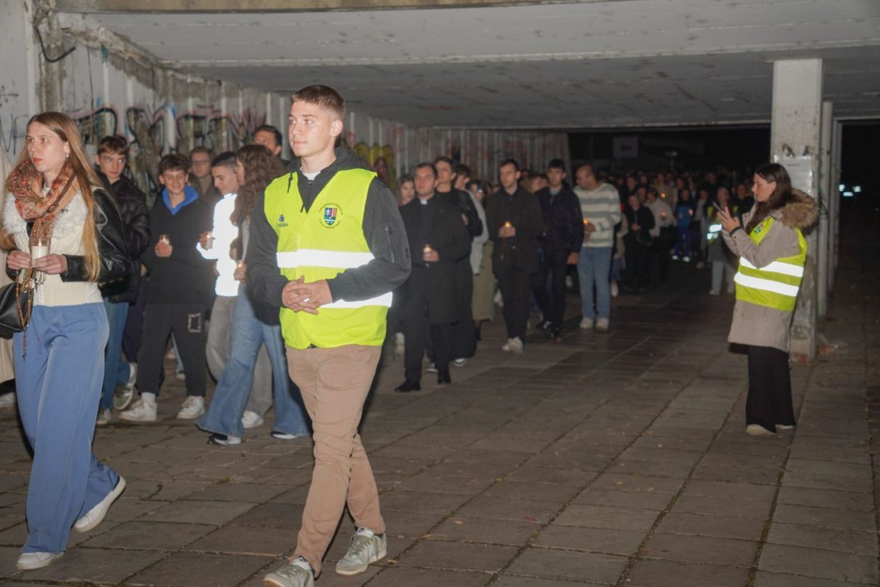 Holwyin Varaždin misa procesija svijeće molitva krunica (33)