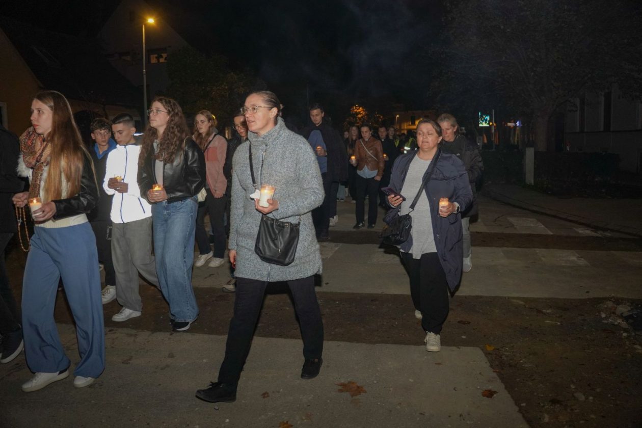 Holwyin Varaždin misa procesija svijeće molitva krunica (38)