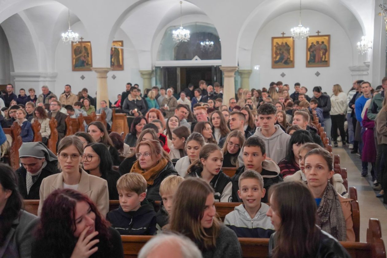 Holwyin Varaždin misa procesija svijeće molitva krunica (48)