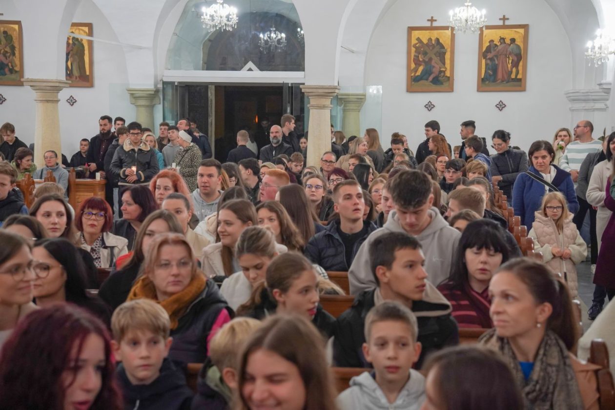 Holwyin Varaždin misa procesija svijeće molitva krunica (50)