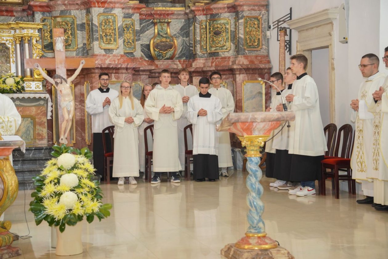 Holwyin Varaždin misa procesija svijeće molitva krunica (56)