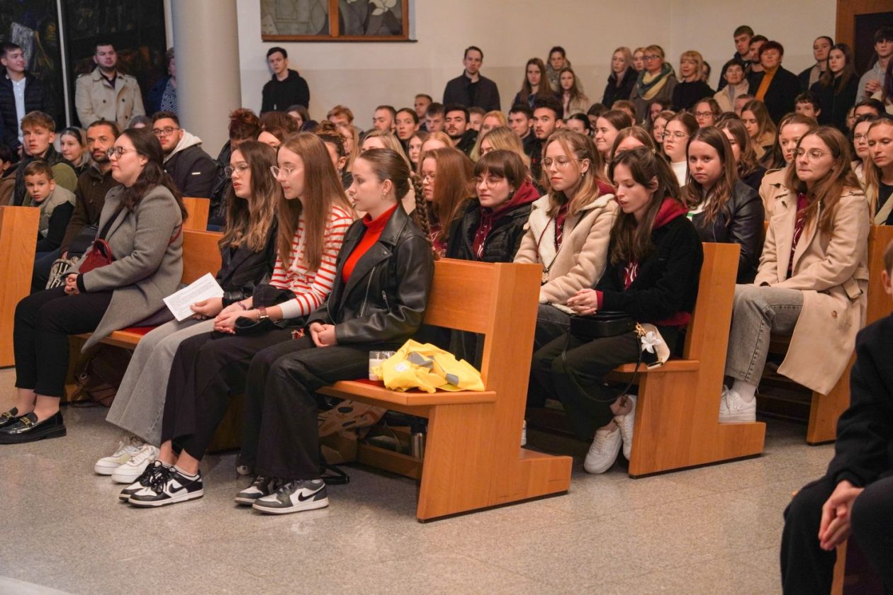 Holwyin Varaždin misa procesija svijeće molitva krunica (6)