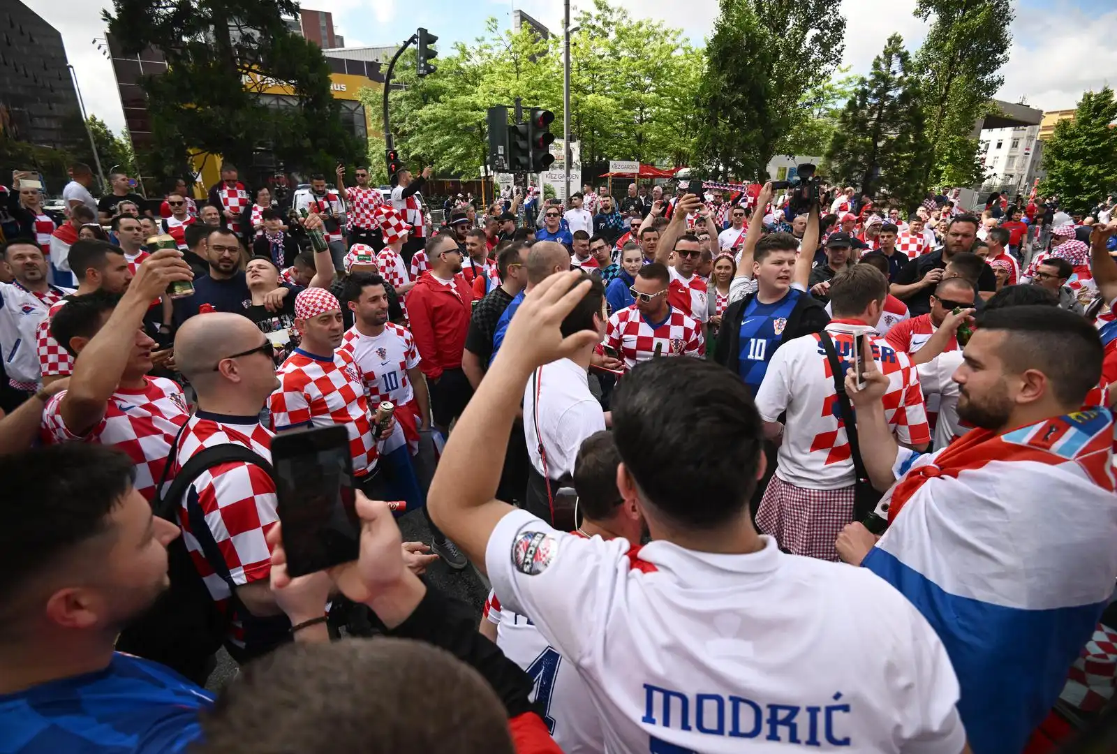 Hrvatski navijači Hamburg 2024 (16) Hrvatski navijači Hamburg 2024 (16)