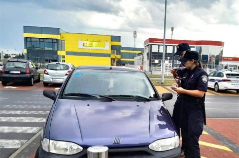 policija ilustracija – parkiranje kazna parking