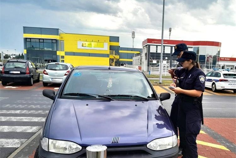 policija ilustracija – parkiranje kazna parking