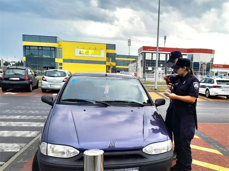 policija ilustracija – parkiranje kazna parking policija ilustracija – parkiranje kazna parking