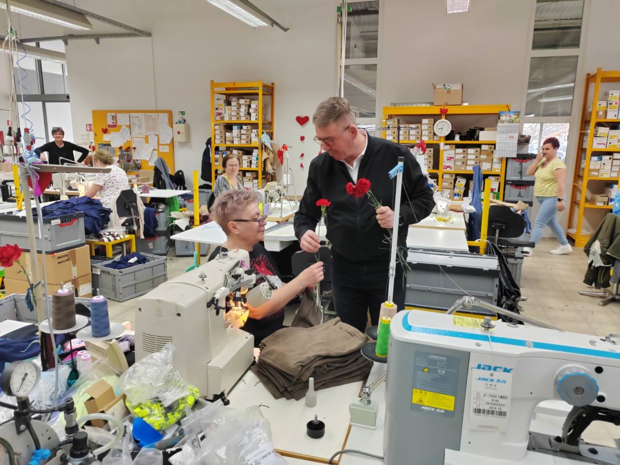 IMG-85bc369e1ec86ffdd825843fe11b7350-V